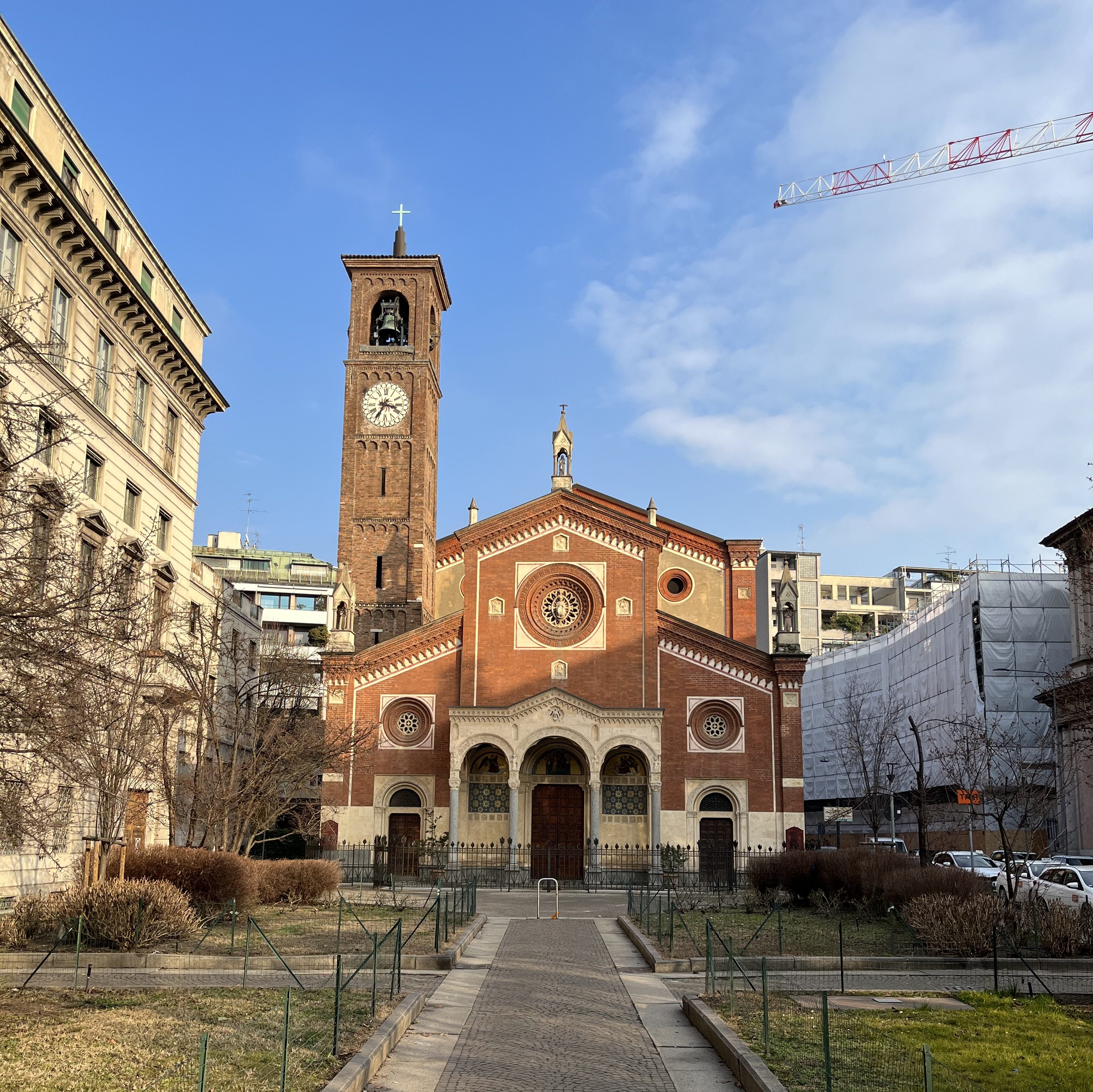 Foto von einer Kirche in Mailand im Sonnenlicht